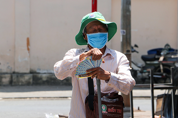 Nhiều tỉnh miền Tây trích hàng chục tỷ hỗ trợ người lao động tự do, bán vé số