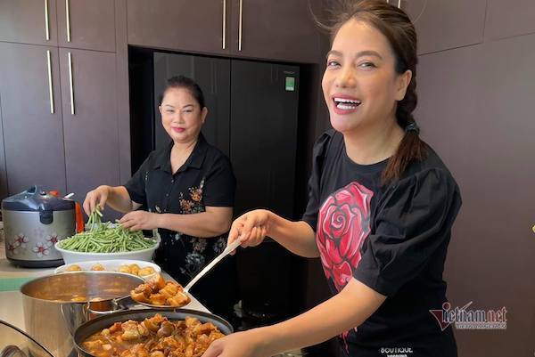 Trương Ngọc Ánh nấu 300 suất cơm ủng hộ bác sĩ, bệnh nhân khu cách ly