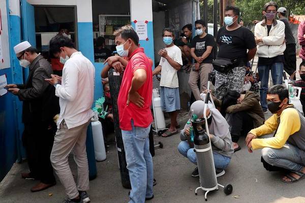 Indonesia cân nhắc kéo dài hạn chế, Anh lập kỷ lục số ca Covid-19