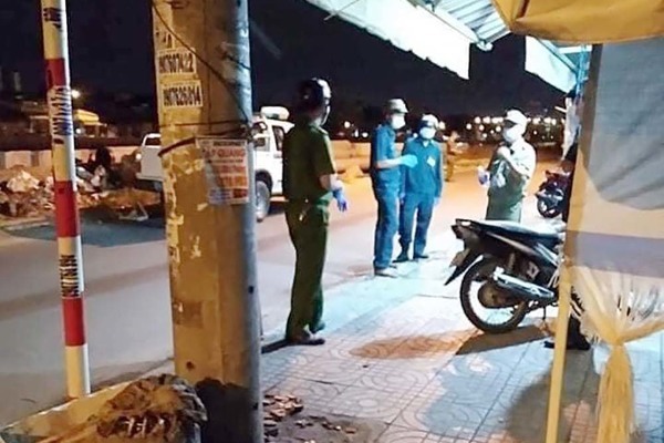Án mạng ở TP.HCM, chồng đâm vợ và hàng xóm tử vong