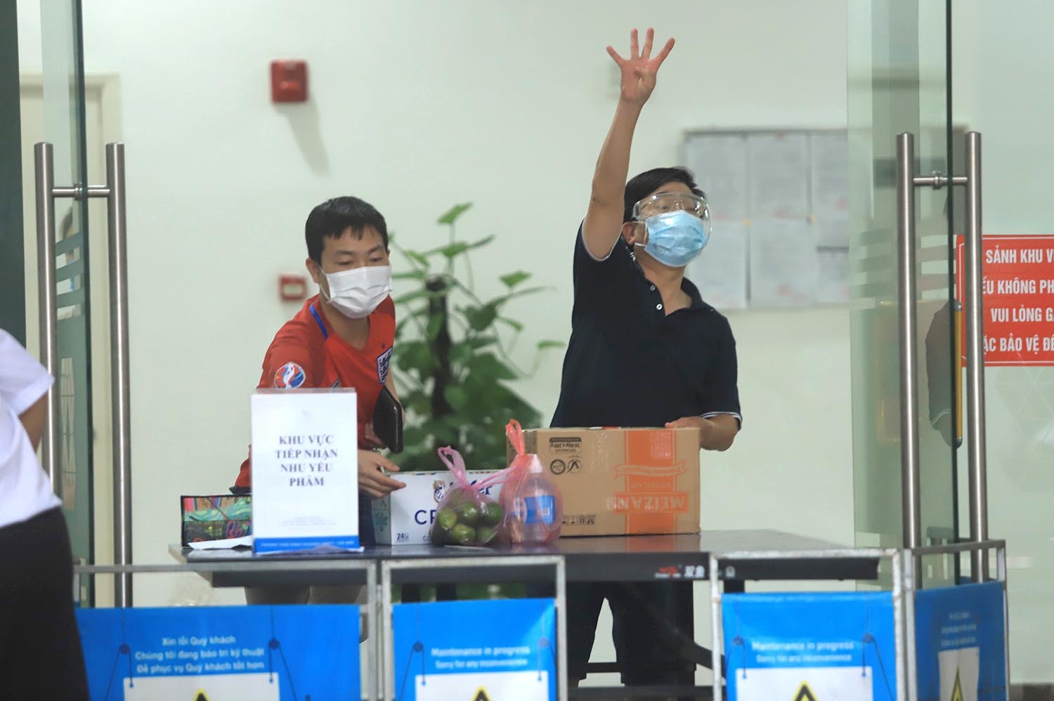 Phong tỏa chung cư hơn 900 người và nhiều cửa hàng trên đường Lĩnh Nam