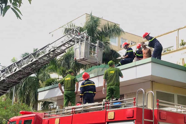 Giải cứu bệnh nhân định nhảy lầu tự tử ở viện tỉnh Nghệ An