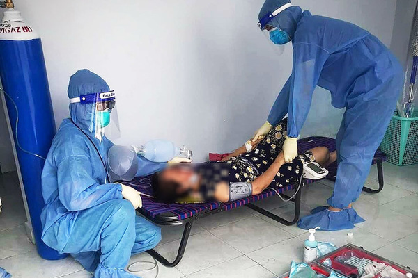 Các bệnh viện dã chiến TP.HCM áp lực khi chuyển viện cho F0 trở nặng