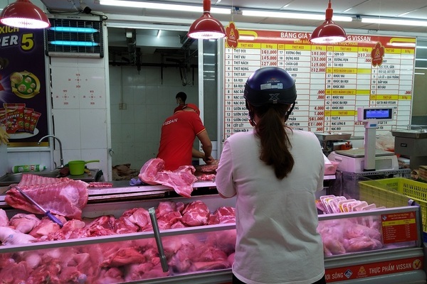 Thịt lợn dân bán tại chuồng 57 nghìn/kg, về Sài Gòn 200 nghìn/kg