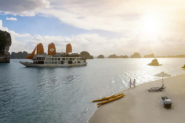 Visit the beautiful neighbor of Halong Bay