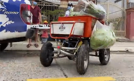 Xe điều khiển từ xa chở rau vào khu cách ly ở Sài Gòn lên báo ngoại