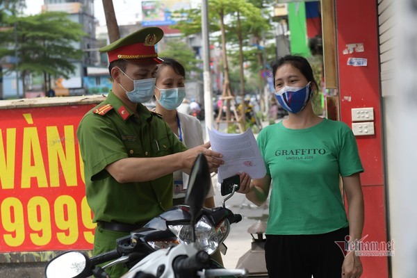 Người dân và chính quyền Hà Nội đồng lòng đẩy lùi Covid-19