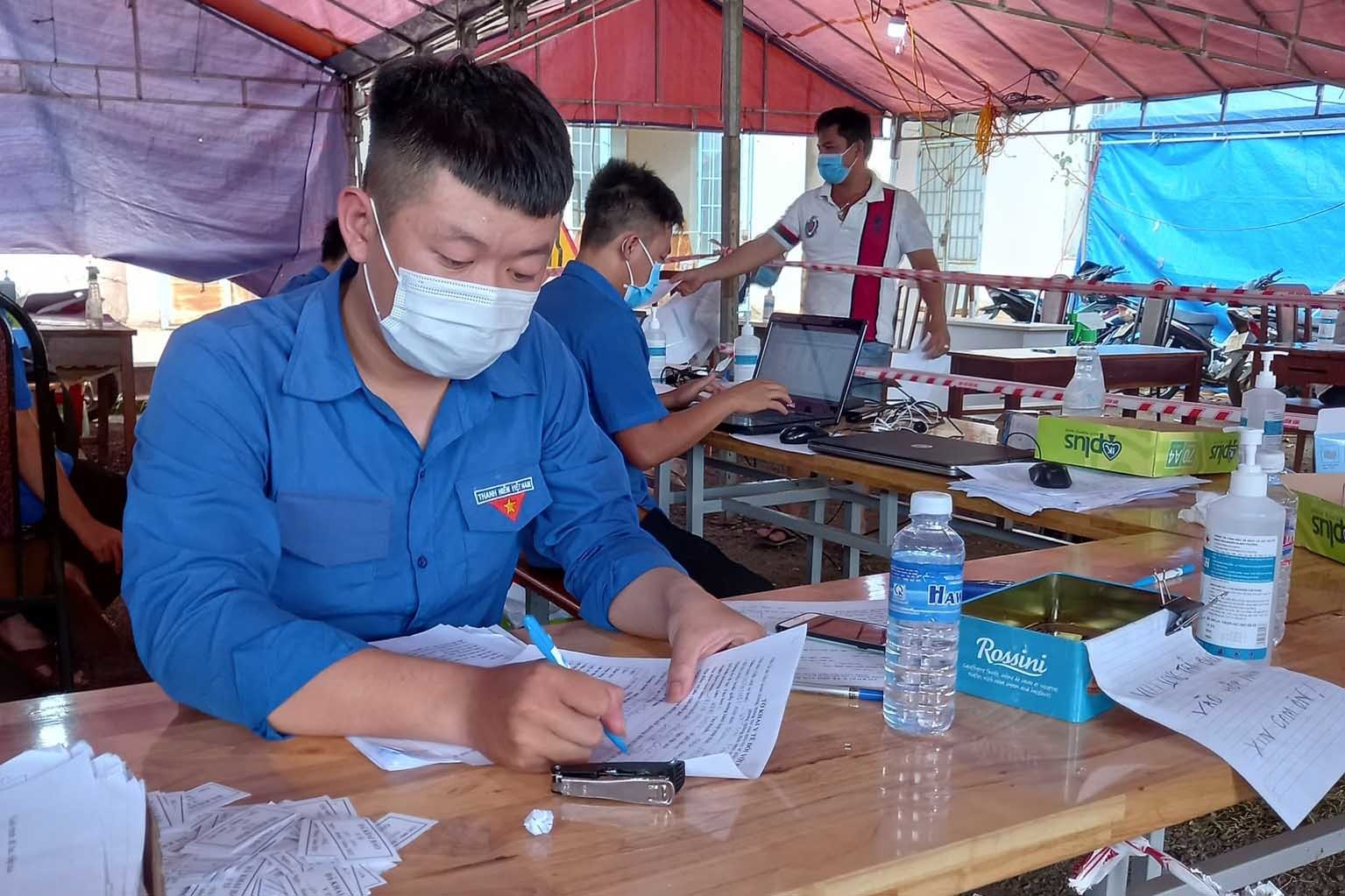 Bí thư đoàn thôn trả lại 240 triệu cho tài xế bỏ quên ở chốt phòng dịch