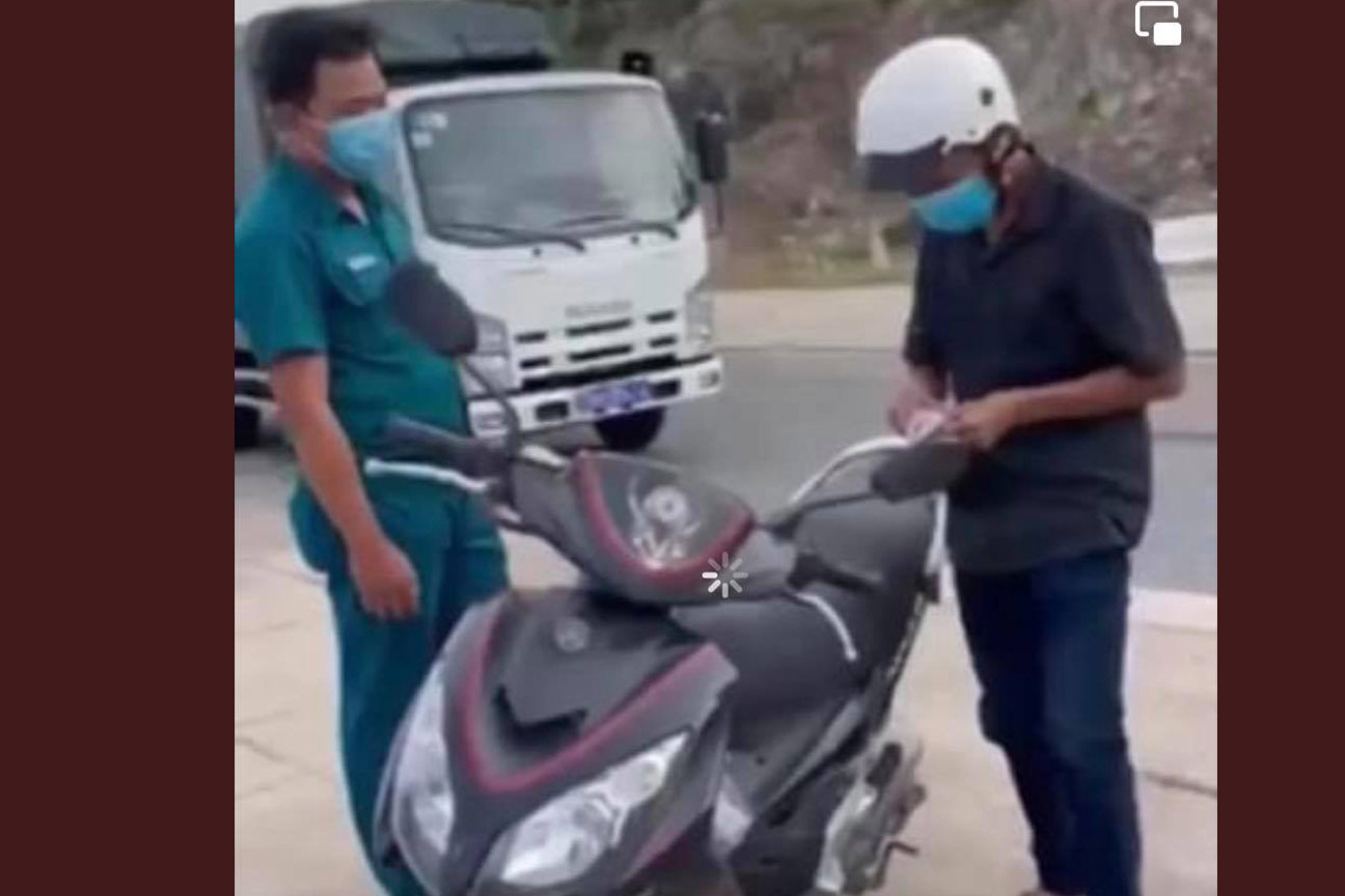 Nam công nhân ra ngoài mua bánh mì bị cho thôi việc