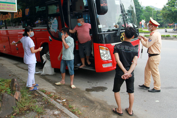 2 lái xe đường dài đi qua Nghệ An dương tính với nCoV