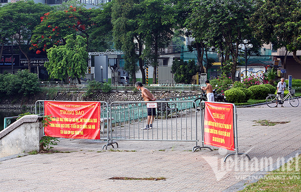 Dưới gốc cây, từng góc phố người Hà Nội vẫn tranh thủ thể dục sáng