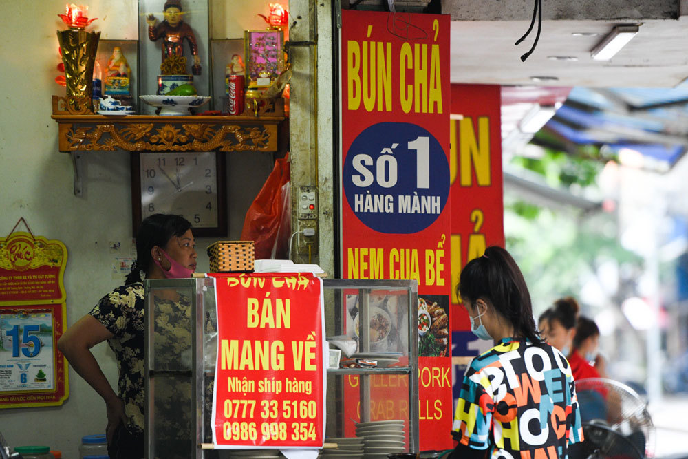 Những quán bún chả nổi tiếng Hà Nội ra sao trong mùa dịch?
