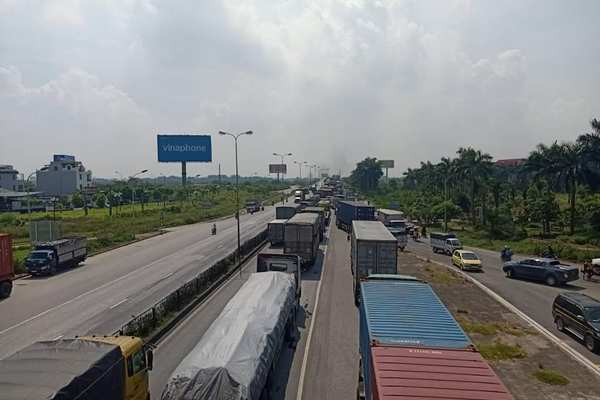 Quốc lộ về Cảng Hải Phòng tắc cứng, ô tô