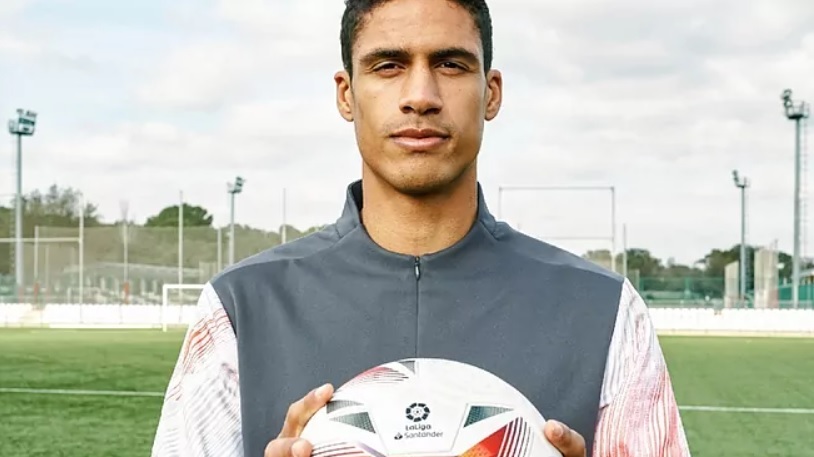 Raphael Varane xong thị thực, bay đến Anh ra mắt MU