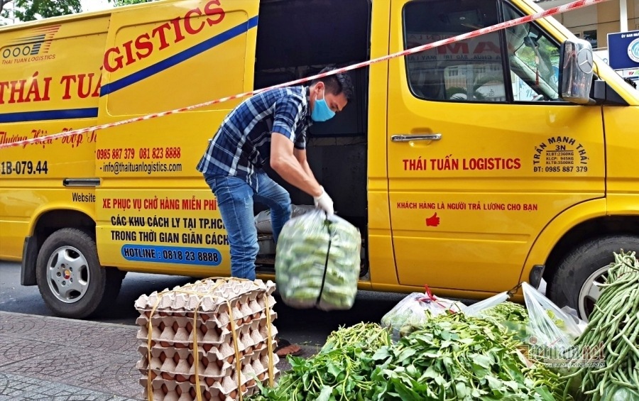 Volunteer crew delivers food to quarantine areas