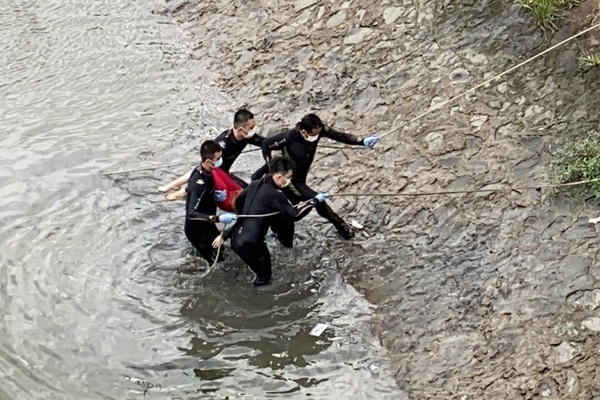 Một phụ nữ nhảy cầu Nguyễn Văn Cừ tự tử