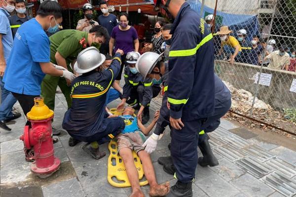 Cảnh sát cứu thiếu niên mắc kẹt ở khe tường 2 nhà tại phố Phạm Văn Đồng