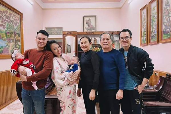 Cặp sinh đôi kháu khỉnh của Khắc Việt và vợ DJ nóng bỏng