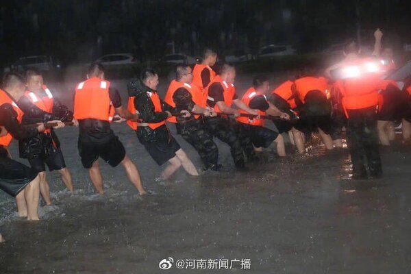 Lũ lụt lớn ở Trung Quốc, xe bơi trong nước, đi tàu điện ngập nửa người
