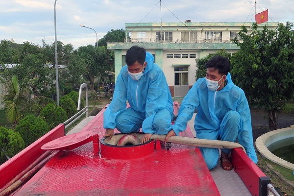 Phú Yên dùng xe cứu hỏa tiếp nước vào bệnh viện điều trị F0