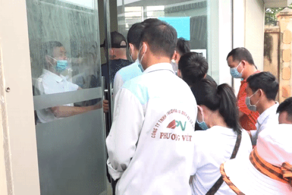 Hà Nội: Hàng trăm người chen lấn, xô đẩy vào xét nghiệm Covid-19
