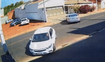 Pha chạm đuôi nhau hi hữu của hai chiếc ô tô cùng lùi ra đường