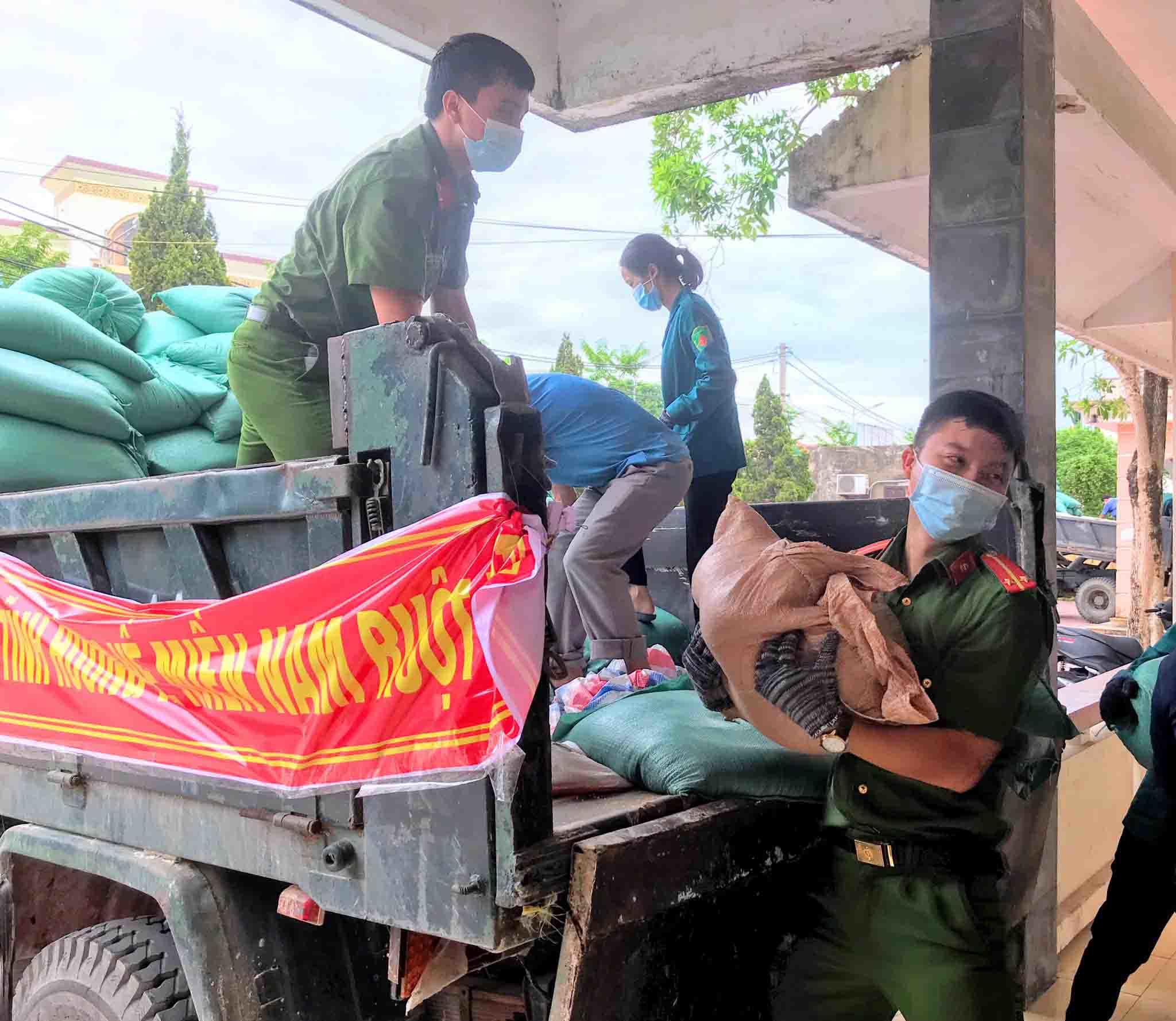 Chở nghìn tấn lương thực, gói ghém tấm lòng Hà Tĩnh gửi miền Nam