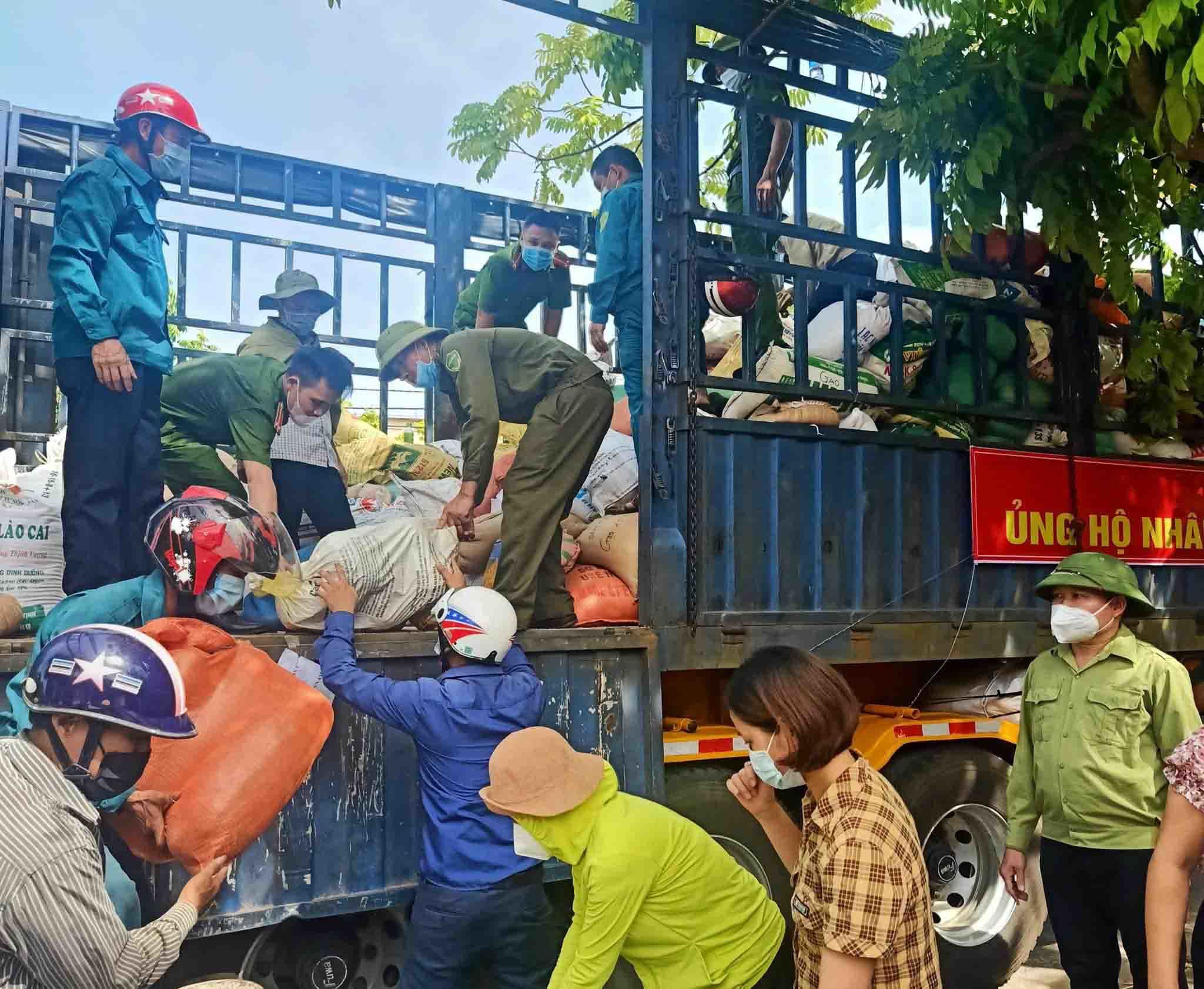 Chở nghìn tấn lương thực, gói ghém tấm lòng Hà Tĩnh gửi miền Nam
