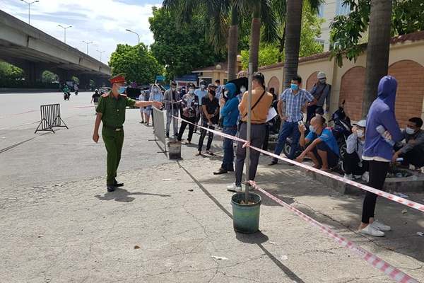 Dừng lấy mẫu xét nghiệm Covid-19 sau vụ 'xếp hàng chật cứng' ở Hà Nội