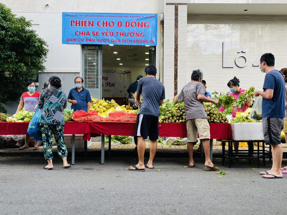 Phiên chợ 0 đồng sẻ chia rau củ cho người dân TP.HCM