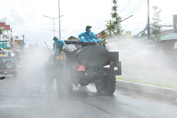 Quân khu 9 phun khử khuẩn 3 quận trung tâm của TP Cần Thơ