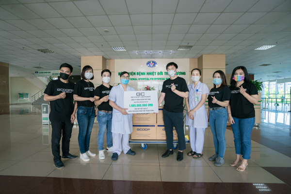 GCOOP Việt Nam tặng 550 phần quà cho bệnh viện tuyến đầu chống dịch