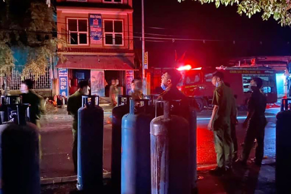 Cháy nhà hàng, cảnh sát 'cứu' hàng chục bình gas công nghiệp