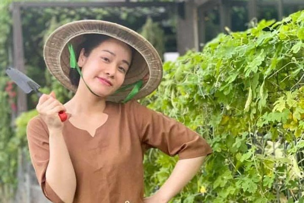 Nhật Kim Anh làm nông dân trong ngày giãn cách