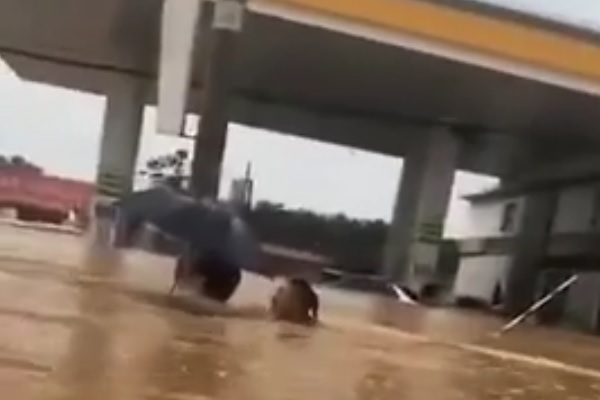 Ba triệu người Trung Quốc chịu thiên tai, có nơi nước ngập tới cổ