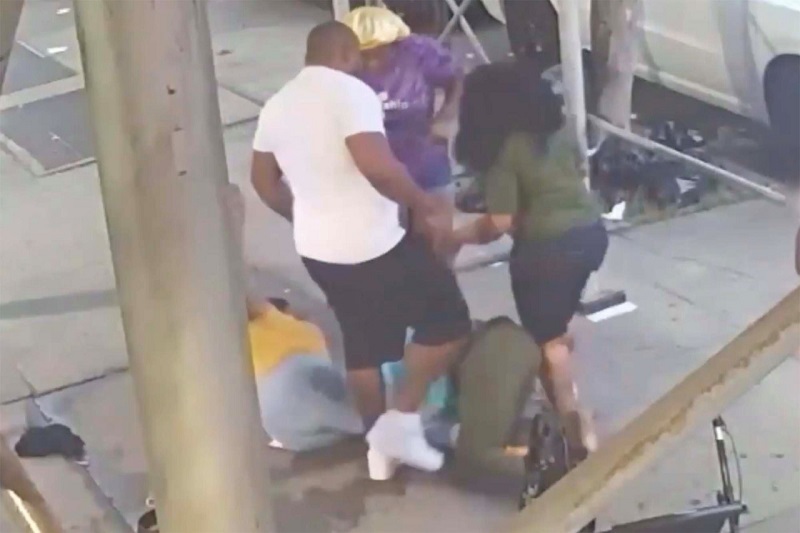 Người phụ nữ ngồi xe lăn bị hành hung dã man trên phố