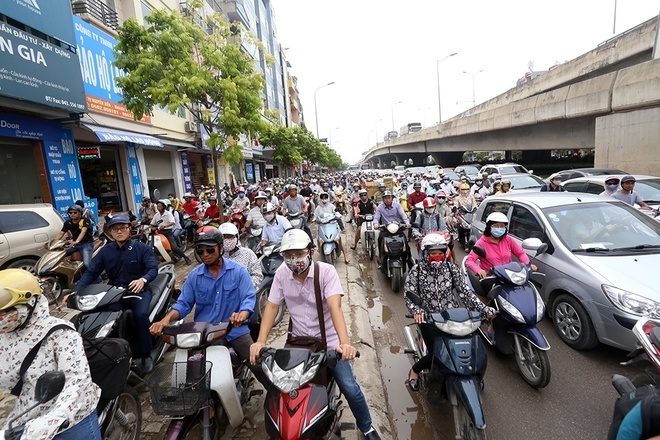 'Phi' xe máy trên vỉa hè bị xử phạt bao nhiêu?