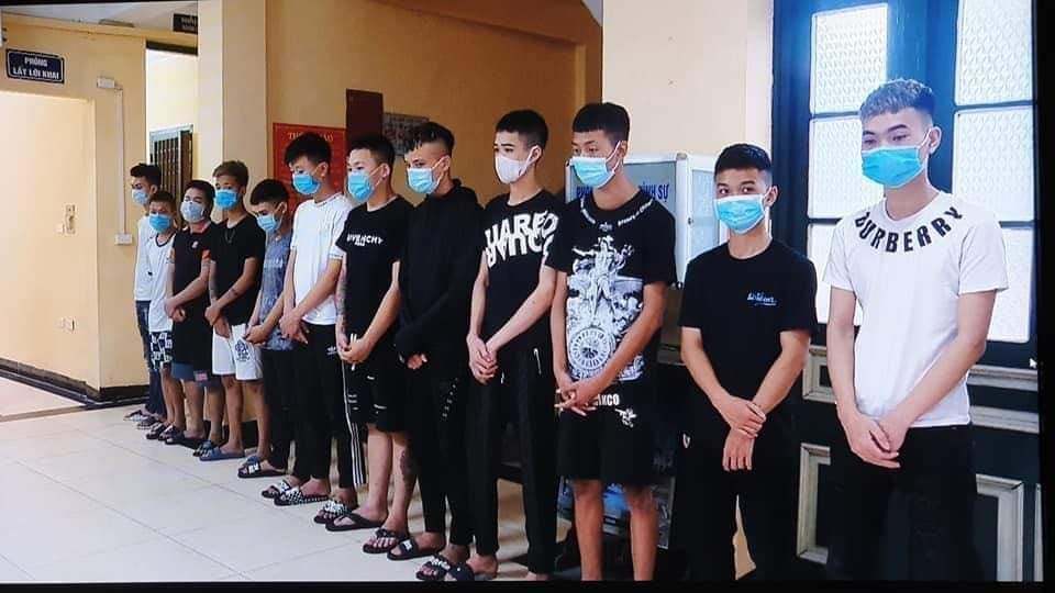 Hẹn đánh nhau qua Facebook, nhóm thiếu niên cầm hung khí diễu phố ở Hà Nội