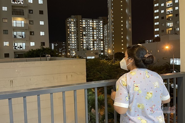 Nữ điều dưỡng F0 hỗ trợ bệnh nhân Covid-19 ngay tại nơi điều trị