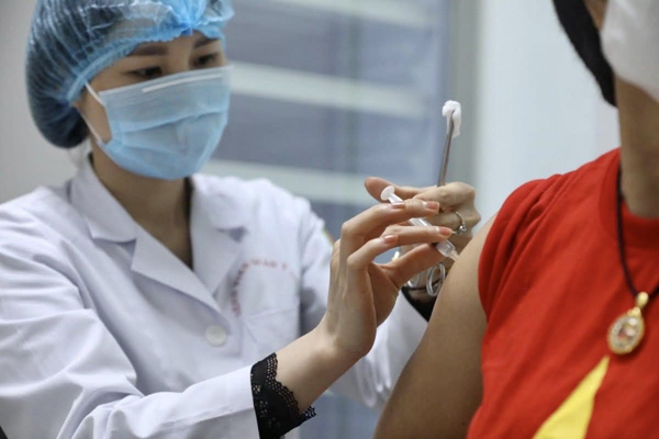 Hơn 1.000 người tiêm thử nghiệm mũi thứ 2 vắc xin Nanocovax