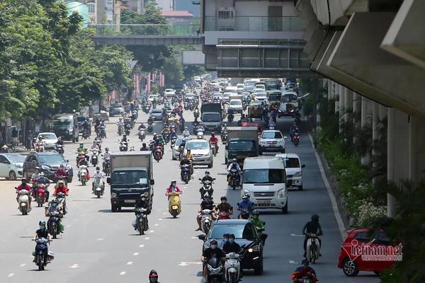 Ngày đầu Hà Nội giãn cách, sáng vắng lặng, trưa lại đông xe