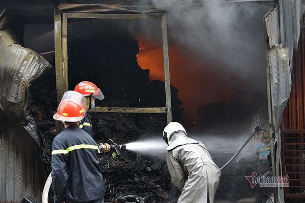 Cháy kho nhựa ở quận Hoàng Mai