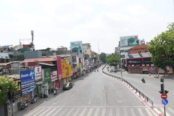 Ngày đầu cách ly xã hội, lượng xe cộ vào giờ cao điểm ở Hà Nội giảm rõ rệt