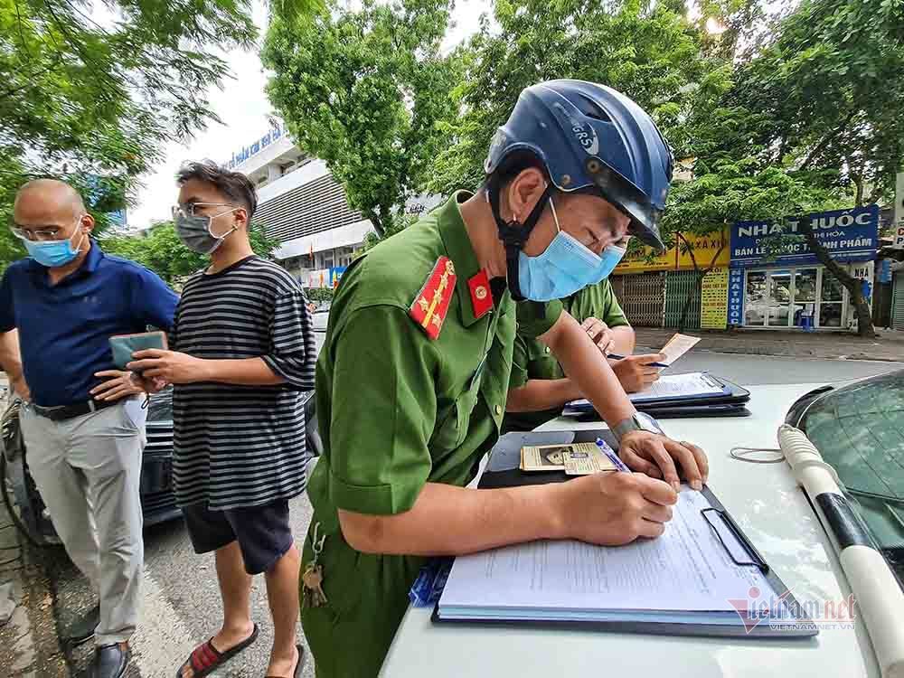 Ngày thứ 4 giãn cách, Hà Nội xử phạt hơn 800 trường hợp vi phạm phòng chống dịch