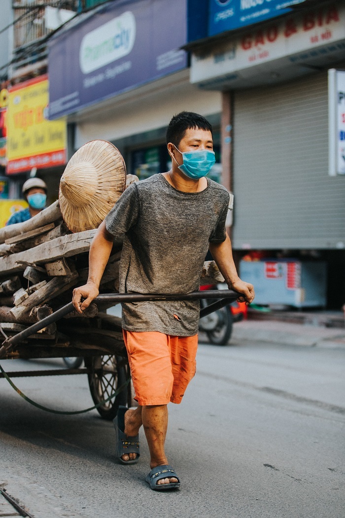 9X người Tày chụp ảnh, tặng cho hàng trăm người lạ trên phố