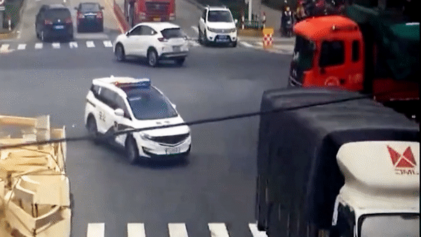 Hành động cực nhanh ô tô cảnh sát cứu mạng người đi xe máy