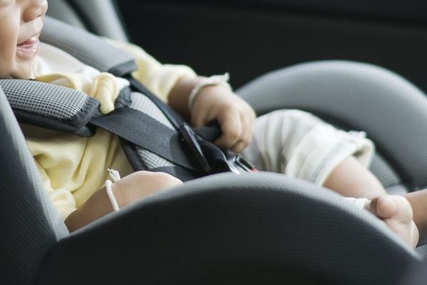 Bé gái 1 tuổi tử vong vì bị mẹ bỏ quên trong ô tô