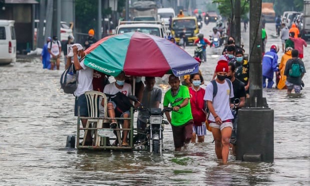 Thủ đô Philippines chìm trong nước, hàng nghìn người rời bỏ nhà cửa