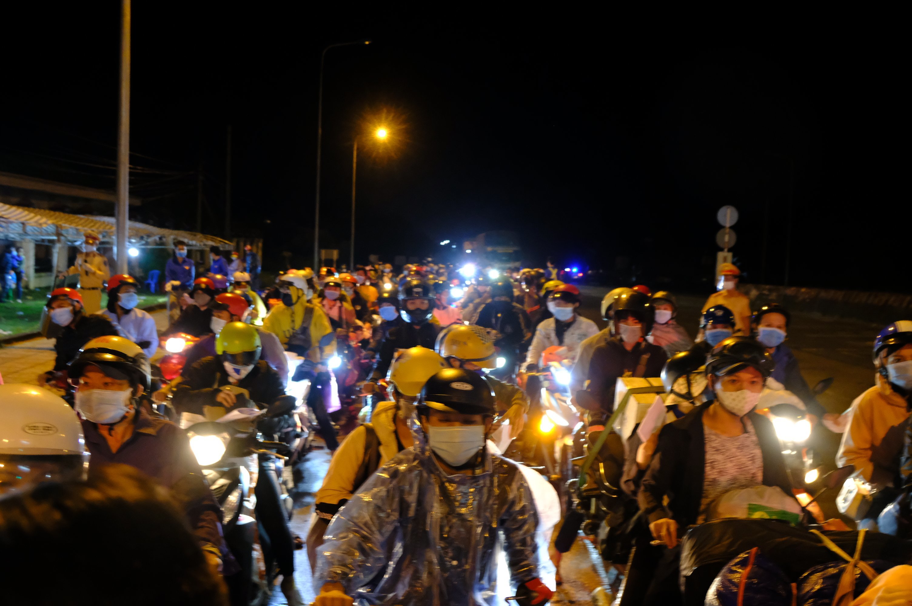 Hàng nghìn người chạy xe máy từ vùng dịch tiếp tục về Tây Nguyên