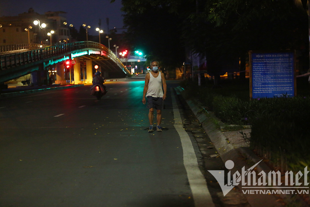 'Né' lực lượng kiểm tra, người dân Hà Nội tập thể dục lúc 3 giờ sáng